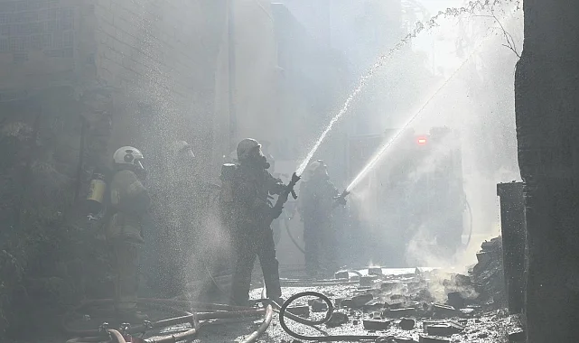 İzmir Konak'ta bina yangını kontrol altında