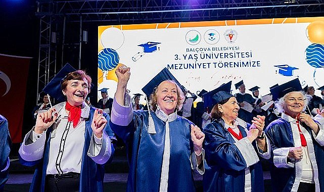 Balçova'da Mezuniyet Coşkusu: 3. Yaş Üniversitesi'nde Kepeler Umuda Atıldı