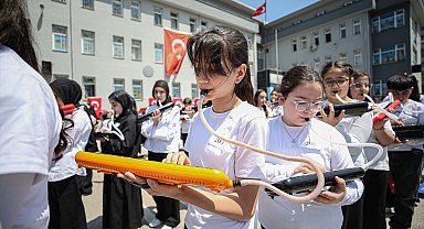 Bursa'da 985 öğrenci aynı anda melodika çaldı... Guinness için başvuru yapıldı