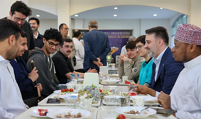 Bursa'da Başkan Vekili Biba, bayram sofrasında öğrencilerle buluştu