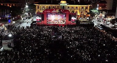 Cumhuriyet Meydanı'nda Kibariye Fırtınası Esti