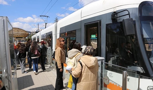 Eskişehir'de öğrenciler "Bas Geç" ile ulaşımda nefes aldı