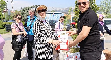İzmit'ten sağlıklı yaşam yürüyüşünde annelere anlamlı jest