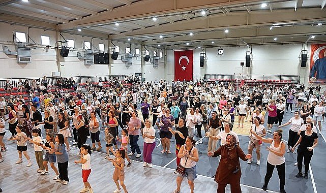 Çiğli'de Aerobik ve Dans Gecesi Coşkusu