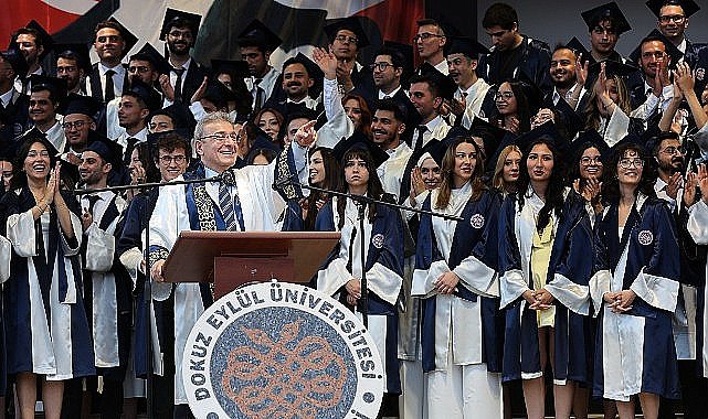 DEÜ Tıp Fakültesi'nde 48. Dönem Mezuniyet Coşkusu Yaşandı