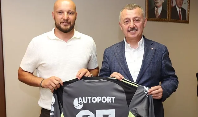 Kocaelispor'un kaptanı formasını Başkan Büyükakın'a hediye etti