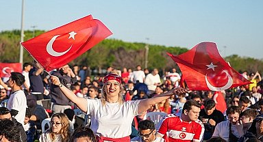 Maltepe'de Milli Heyecan Binleri Buluşturdu