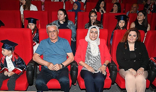 Öğrencilerin mezuniyet sevinci