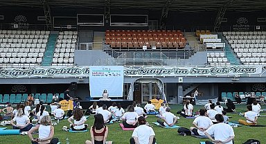 Sağlıklı yaşlanma için yoga yaptılar