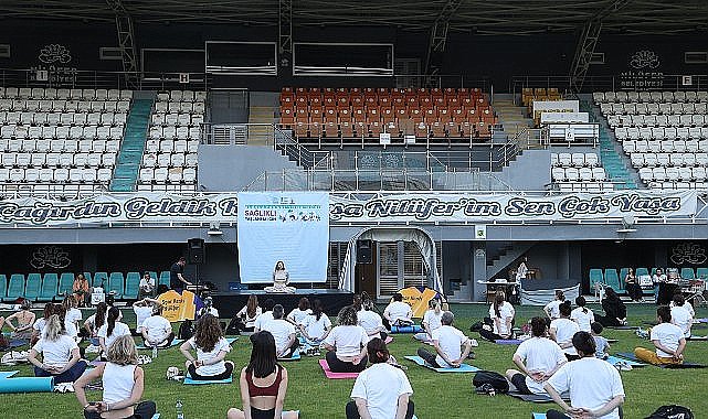 Sağlıklı yaşlanma için yoga yaptılar