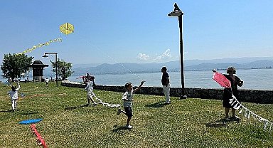 Uçurtmalar Kocaeli'den barışa uçtu; Diplomat çocukları