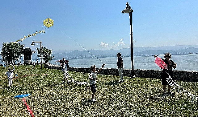 Uçurtmalar Kocaeli'den barışa uçtu; Diplomat çocukları