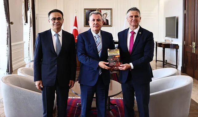 Vali Elban'a İzmir Eğitim Müfettişleri'nden 'Disiplin Soruşturması' kitabı