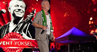 Levent Yüksel dillerden düşmeyen şarkıları Bursa'da seslendirdi