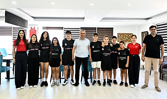 Muratpaşa Belediyespor squashta kürsüden inmiyor