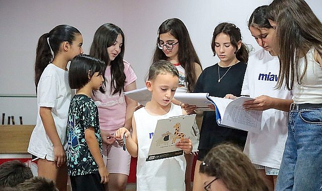 Tiyatronun yeni yetenekleri Karşıyaka'da yetişiyor