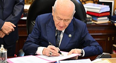 Bahçeli 'Terörsüz Türkiye' için hazırlanan çerçeve yasaya imza attı