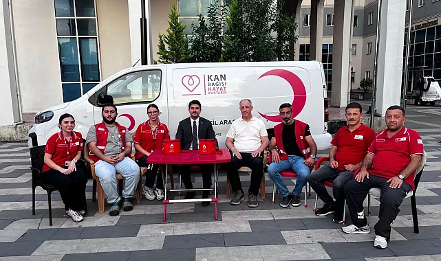 Hopa Kaymakamı Karakaya'dan kan bağışı aracına ziyaret
