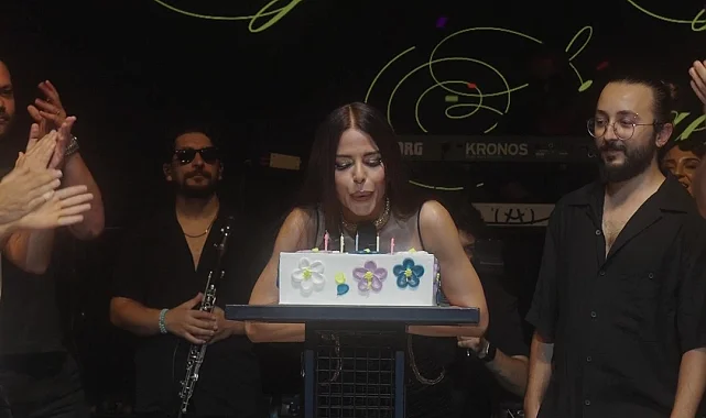 Simge'nin doğum günü sahnede kutlandı!